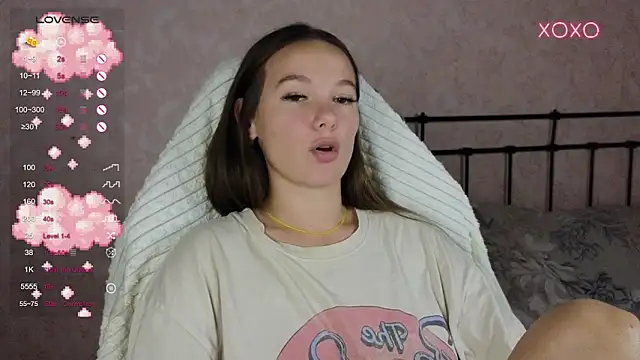 Snapshot of lil_luna_x chatting on September 9, 2025, 8:40 pm lil luna x online show from September 9, 2025, 8:40 pm