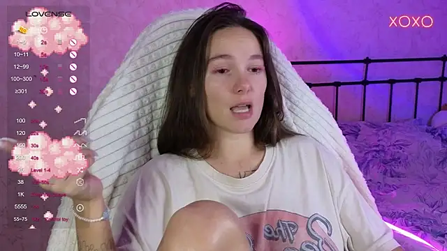 Snapshot of lil_luna_x chatting on October 7, 2025, 8:54 pm lil luna x online show from October 7, 2025, 8:54 pm