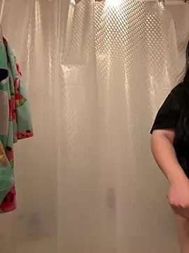 LiverandBrat77 online show from January 14, 2026, 10:24 pm