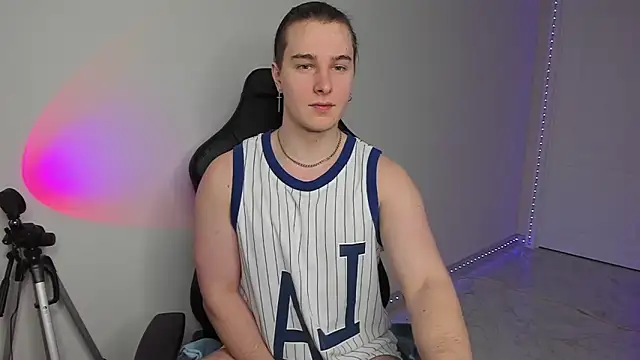 Vincent Strong online show from February 8, 2025, 3:00 pm