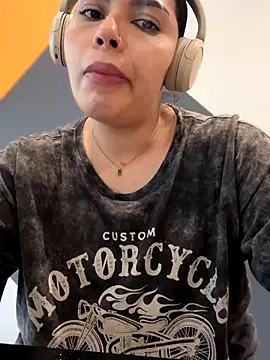 GigiiStone online show from November 7, 2025, 2:10 pm