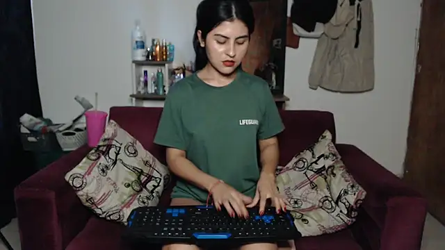 Snapshot of Nathacha chatting on March 20, 2025, 10:18 pm Nathacha online show from March 20, 2025, 10:18 pm