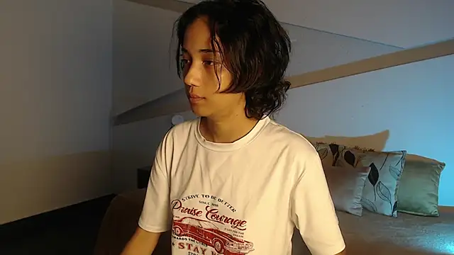 Snapshot of hot_little_bunny chatting on October 3, 2025, 9:27 pm hot little bunny online show from October 3, 2025, 9:27 pm