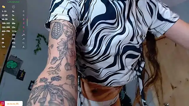 VickyJackson  online show from October 3, 2025, 5:58 pm