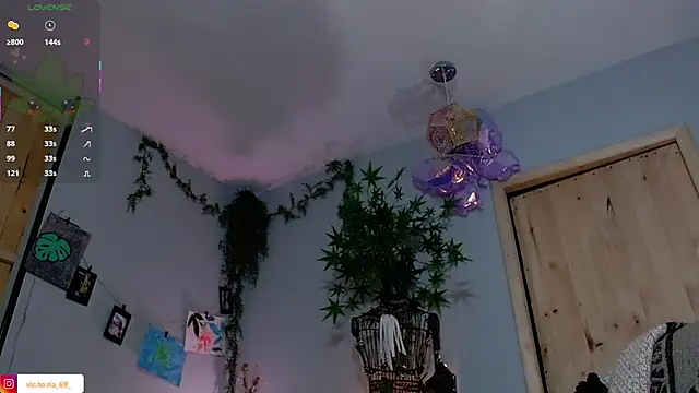 VickyJackson  online show from October 6, 2025, 6:52 pm