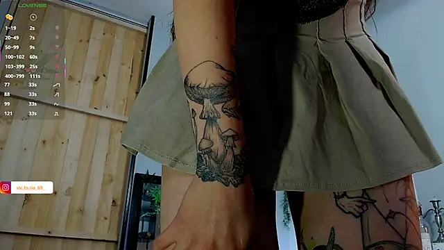 VickyJackson  online show from February 18, 2025, 10:47 pm