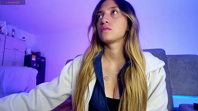 Snapshot of TiffanyBela chatting on September 24, 2025, 3:35 am TiffanyBela online show from September 24, 2025, 3:35 am