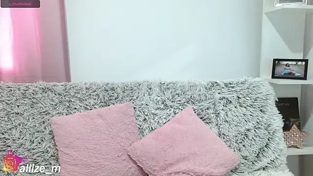 aliicee m online show from October 8, 2025, 5:57 pm