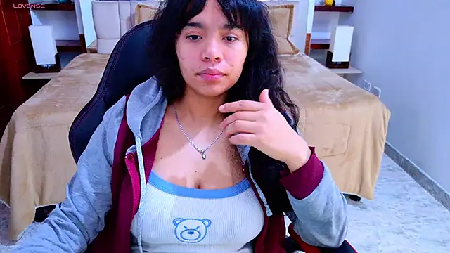 Snapshot of laureentt_ chatting on October 15, 2025, 3:27 am laureentt  online show from October 15, 2025, 3:27 am