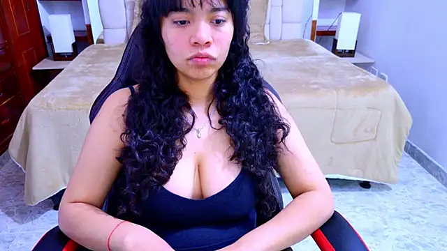 Snapshot of laureentt_ chatting on October 6, 2025, 3:29 am laureentt  online show from October 6, 2025, 3:29 am