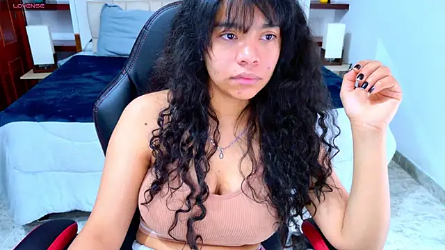 Snapshot of laureentt_ chatting on October 21, 2025, 3:06 am laureentt  online show from October 21, 2025, 3:06 am