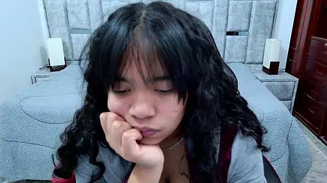 laureentt  online show from February 25, 2026, 3:18 am