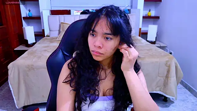 Snapshot of laureentt_ chatting on October 7, 2025, 3:18 am laureentt  online show from October 7, 2025, 3:18 am