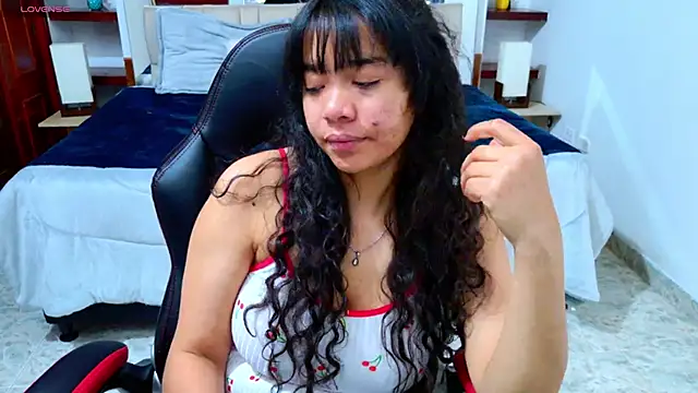 Snapshot of laureentt_ chatting on October 22, 2025, 3:06 am laureentt  online show from October 22, 2025, 3:06 am