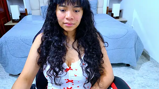 laureentt  online show from November 3, 2025, 3:12 am