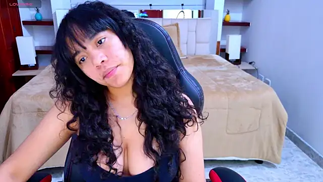 Snapshot of laureentt_ chatting on October 13, 2025, 3:08 am laureentt  online show from October 13, 2025, 3:08 am