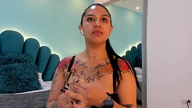 sharlott18 online show from March 4, 2026, 4:37 pm