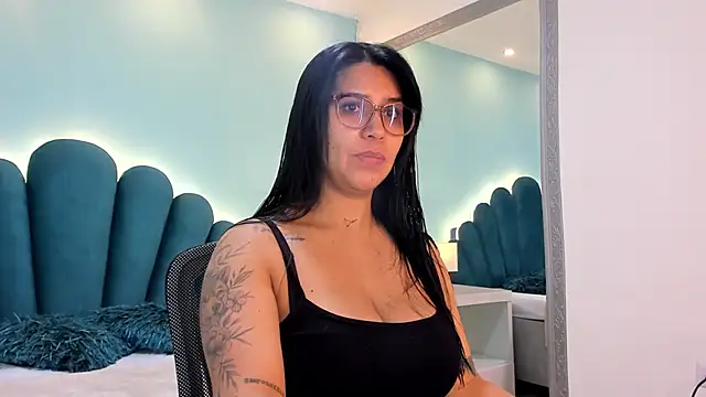 sharlott18 online show from November 12, 2025, 1:48 pm