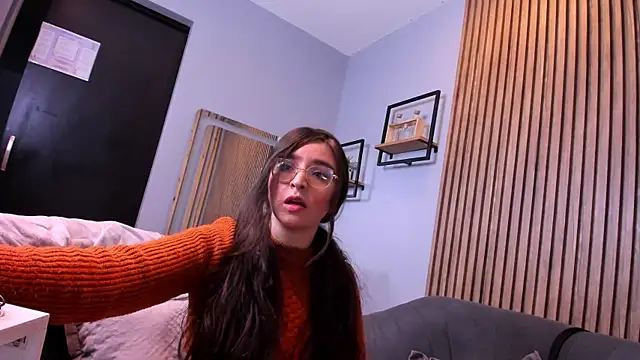 Eva Macalliter online show from October 29, 2025, 2:54 am