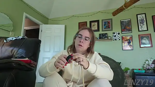 Linzy 19 online show from November 10, 2025, 5:40 pm