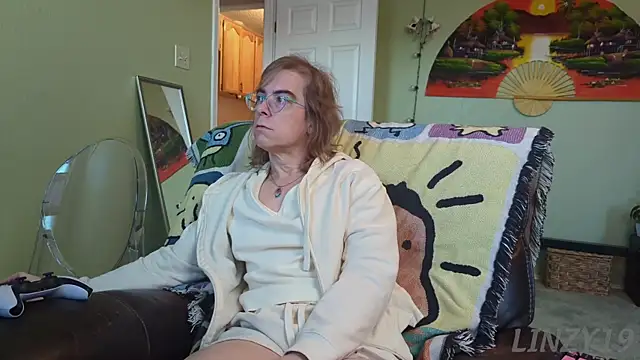 Snapshot of Linzy_19 chatting on September 22, 2025, 1:28 pm Linzy 19 online show from September 22, 2025, 1:28 pm