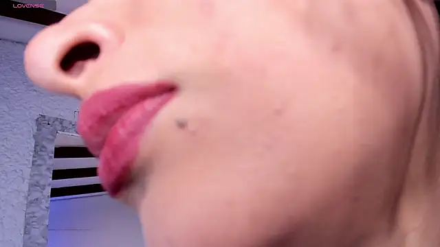 Snapshot of Alizon_1 chatting on October 7, 2025, 7:37 pm Alizon 1 online show from October 7, 2025, 7:37 pm