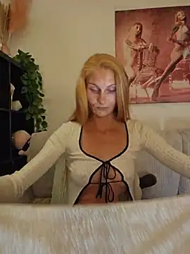 Snapshot of LessiaMia chatting on May 18, 2026, 7:40 pm LessiaMia online show from May 18, 2026, 7:40 pm