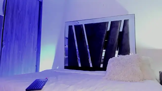 HollyEvanz online show from March 7, 2026, 1:34 am