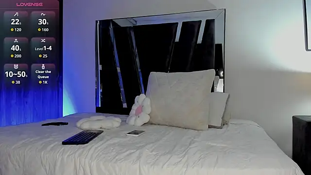 HollyEvanz online show from April 24, 2026, 2:35 am