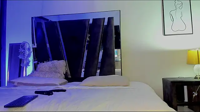 HollyEvanz online show from October 16, 2025, 4:54 am