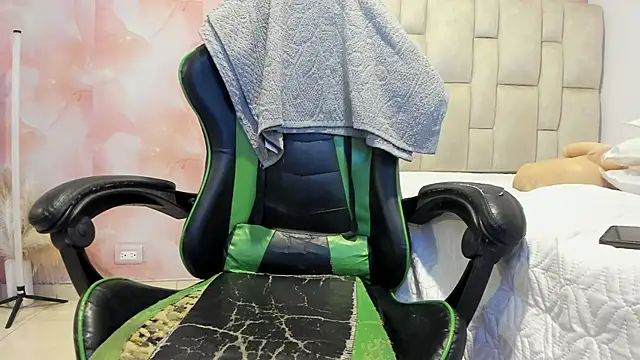 aida rose  online show from November 27, 2025, 5:13 pm