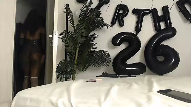 Snapshot of CurvyGlass chatting on October 16, 2025, 1:25 am CurvyGlass online show from October 16, 2025, 1:25 am