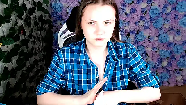 IxxiLiana online show from September 10, 2025, 5:06 am