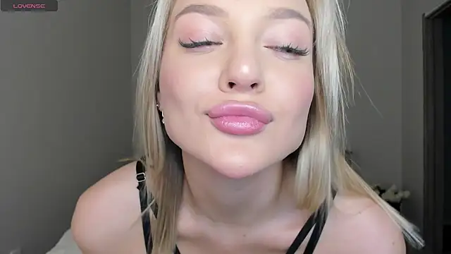 sarahphyllis online show from November 26, 2025, 7:58 pm