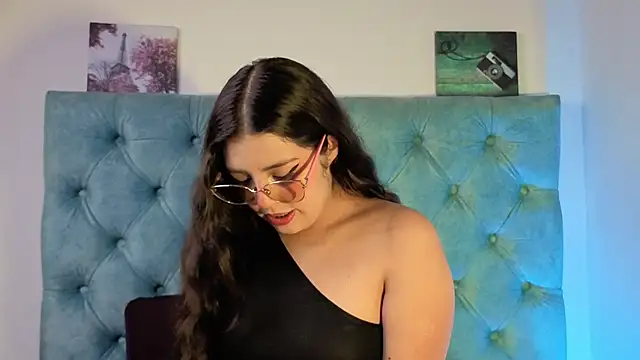 Snapshot of Paola_Lyon_ chatting on September 24, 2025, 6:25 pm Paola Lyon online show from September 24, 2025, 6:25 pm