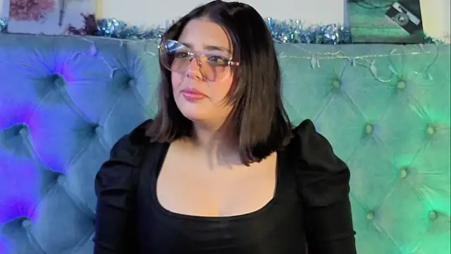 Paola Lyon  online show from December 16, 2025, 6:12 pm