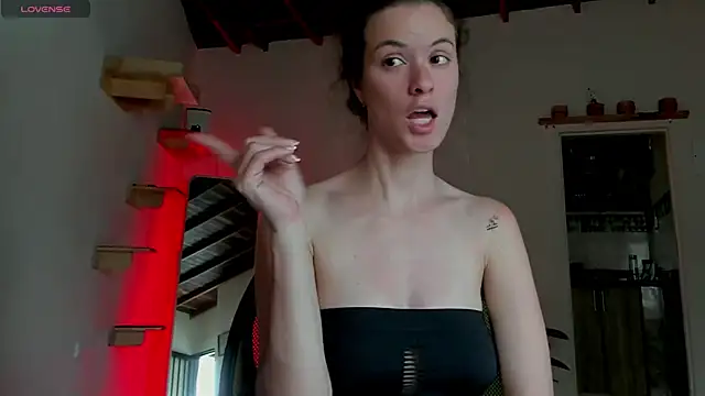 Snapshot of Rainbow_leia chatting on October 19, 2025, 8:00 pm Rainbow leia online show from October 19, 2025, 8:00 pm