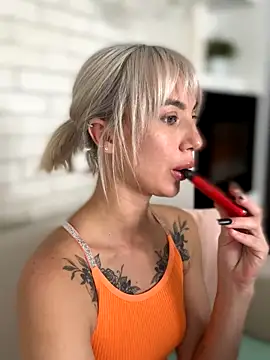 Snapshot of MiaMinx chatting on October 22, 2025, 12:54 am MiaMinx online show from October 22, 2025, 12:54 am