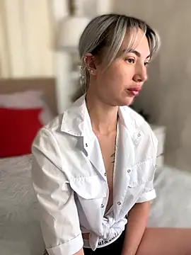 MiaMinx online show from December 14, 2025, 11:43 pm