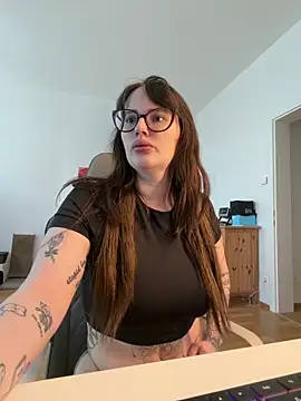 Mona-Peaches online show from May 19, 2026, 7:48 am