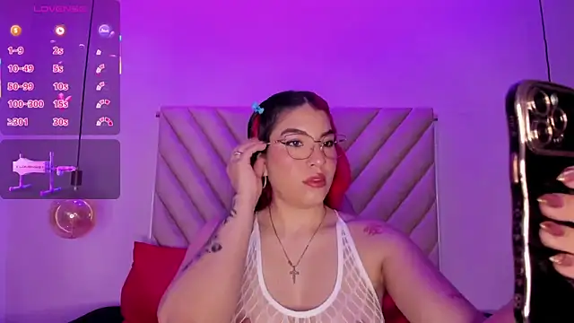 Snapshot of EmmaSwift_ chatting on October 9, 2025, 12:22 am EmmaSwift  online show from October 9, 2025, 12:22 am