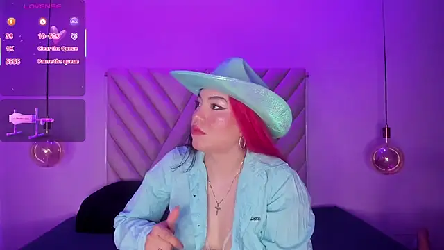 Snapshot of EmmaSwift_ chatting on October 31, 2025, 2:52 am EmmaSwift  online show from October 31, 2025, 2:52 am