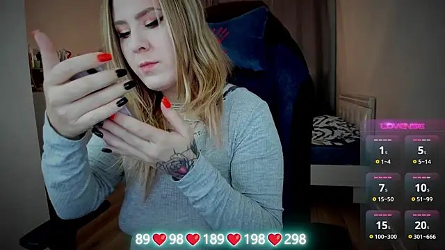 Olivia Munk online show from October 4, 2025, 4:25 am