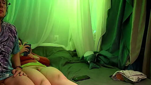 Claudia and elon  online show from September 29, 2025, 12:17 am