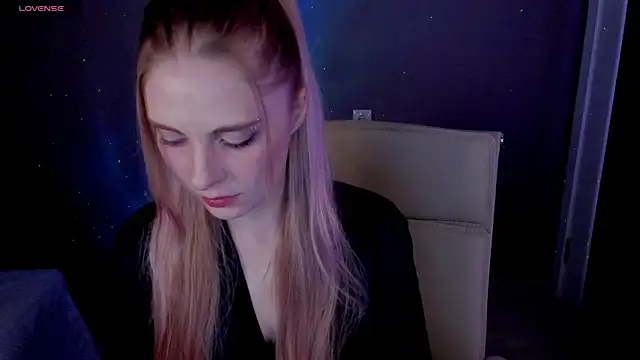 Snapshot of Aqualen chatting on November 11, 2025, 12:11 pm Aqualen online show from November 11, 2025, 12:11 pm