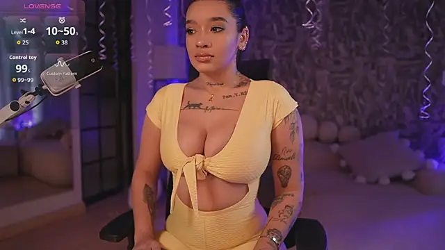 HannahW  online show from October 12, 2025, 1:01 pm