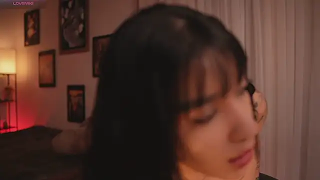 HannahW  online show from January 18, 2026, 1:58 pm