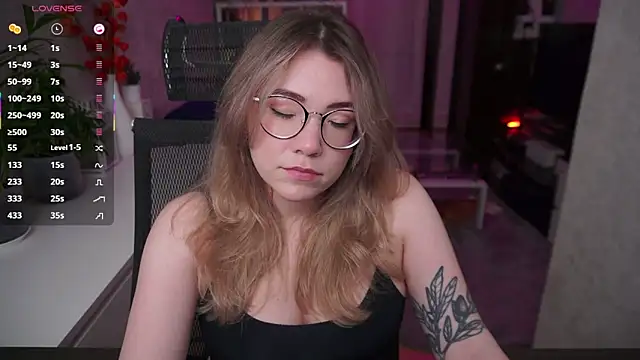 Snapshot of RemyCute chatting on November 2, 2025, 3:06 pm RemyCute online show from November 2, 2025, 3:06 pm