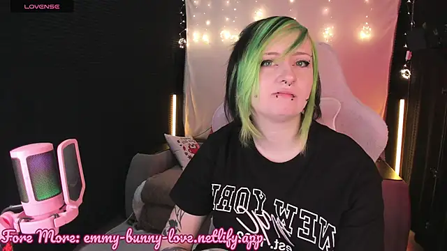 Snapshot of EmmyBunny chatting on October 26, 2025, 2:50 pm EmmyBunny online show from October 26, 2025, 2:50 pm