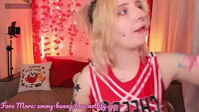 Snapshot of EmmyBunny chatting on September 20, 2025, 4:23 pm EmmyBunny online show from September 20, 2025, 4:23 pm